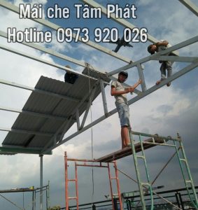 Thợ thi công làm mái tôn ở Bình Dương