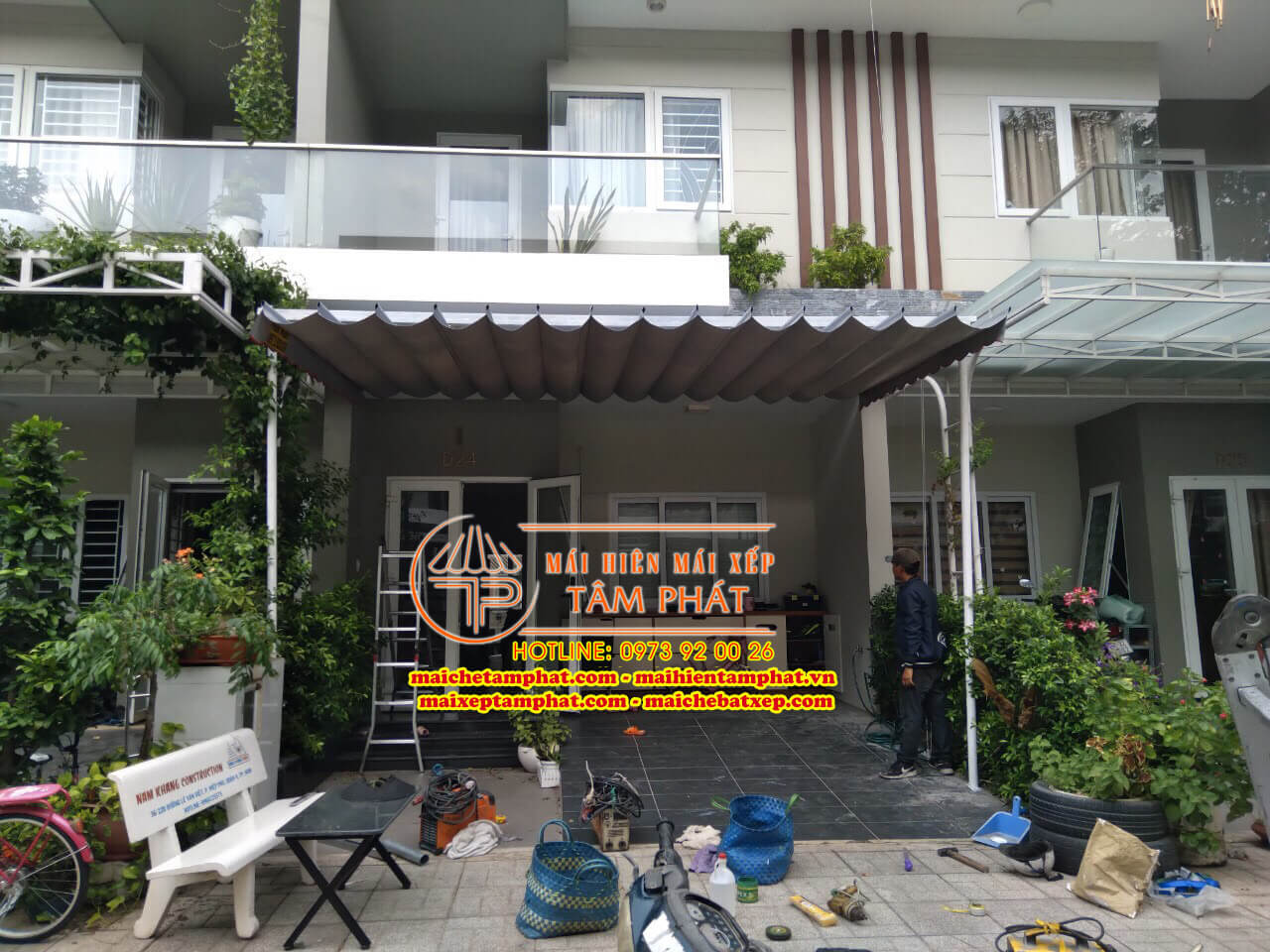 Lắp đặt mái che Đồng Nai loại mái bạt kéo che hiên nhà, sân trước nhà